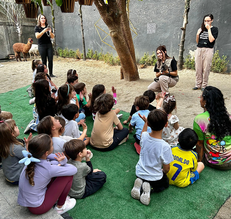 Crianças participando de atividade de educação ambiental na ZooFoz