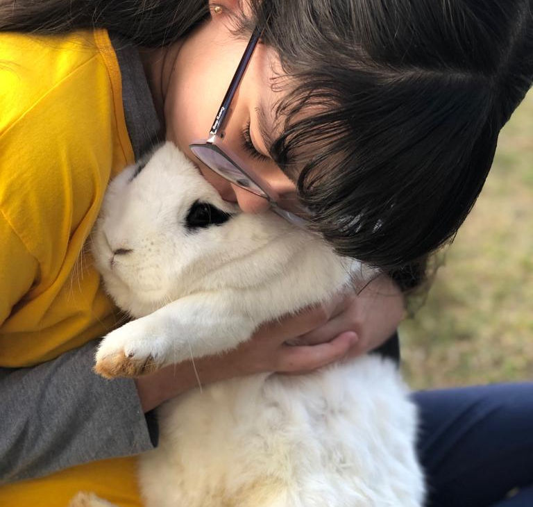 Criança abraçando um animal durante a Experiência ZooFoz