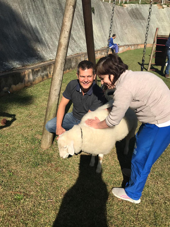 Eduardo Foz, fundador da ZooFoz, em experiência com criança e animal