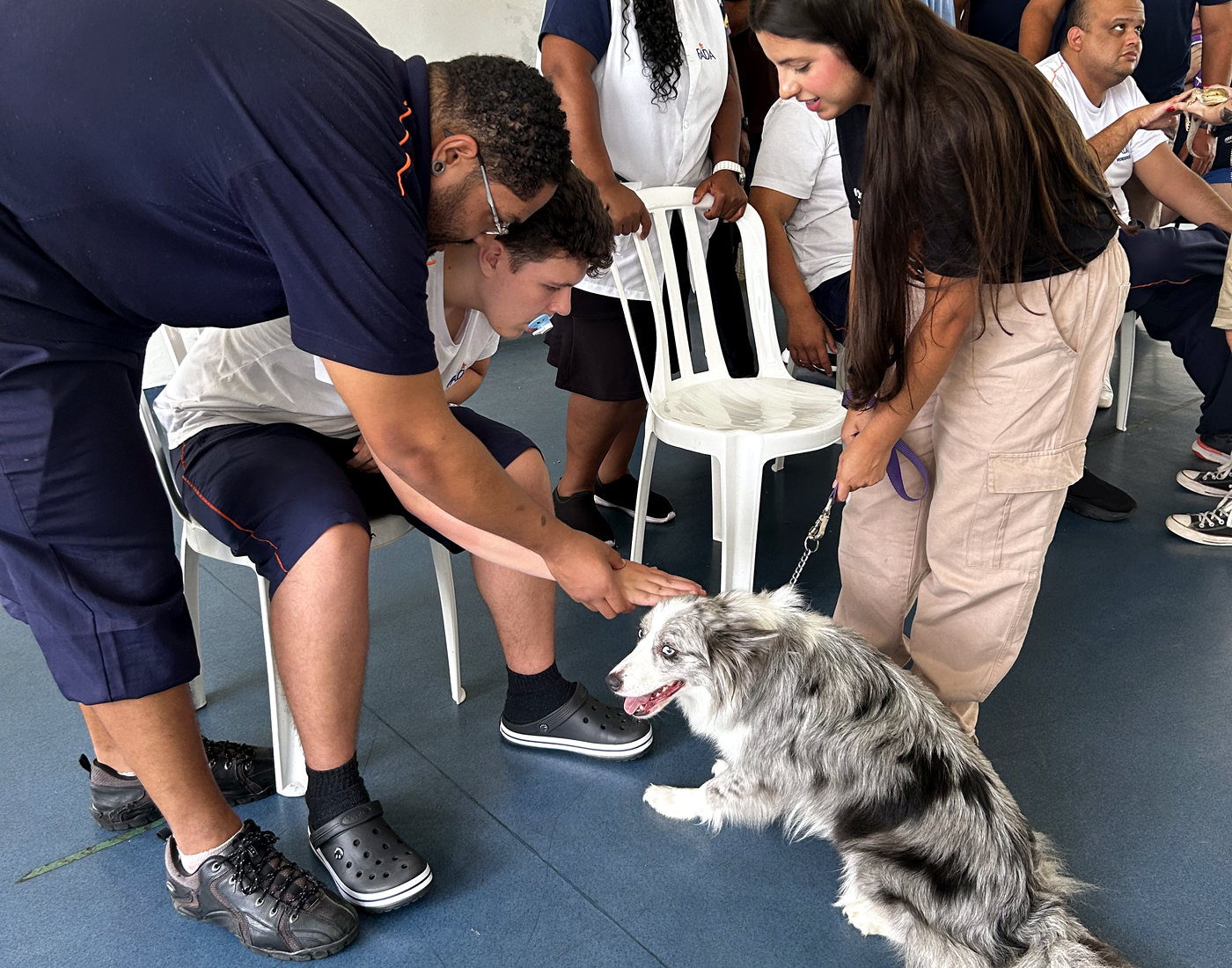 Pessoa participando de vivência guiada com animal na ZooFoz